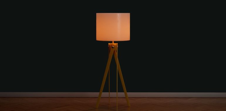 Photo Scandinavian wood tripod floor lamp