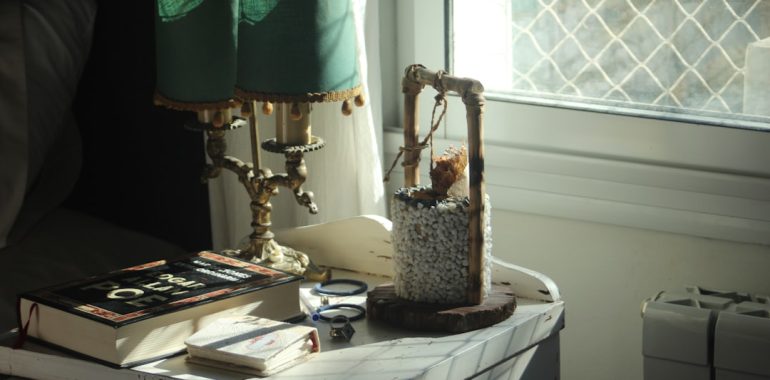 Photo marble column table lamp